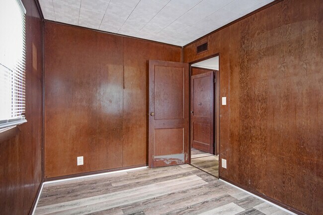 Building Photo - Three bedroom south side retreat