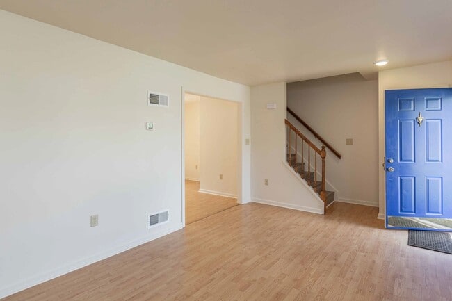 Building Photo - Updated Townhouse with Deck, Basement, New...