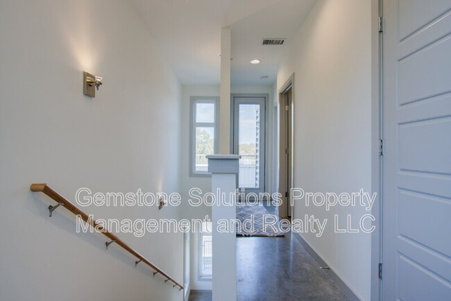 Building Photo - 1028 W Eastland Ave