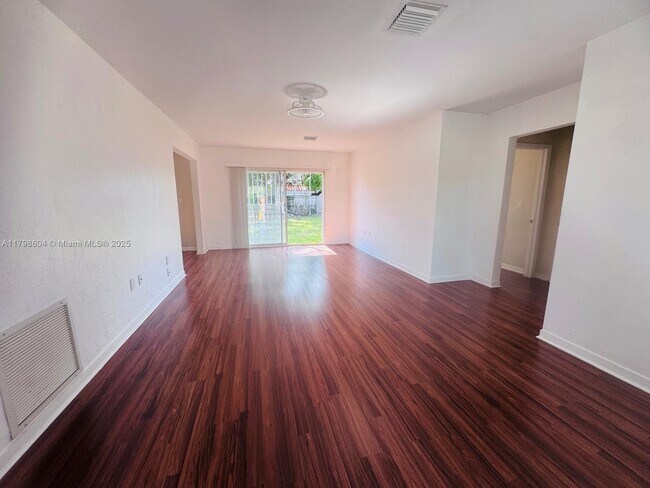 Building Photo - 311 SW 49th Ave