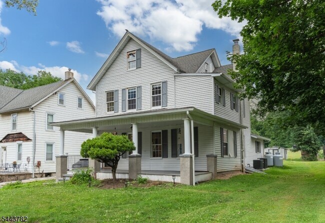 Building Photo - 382 River Rd