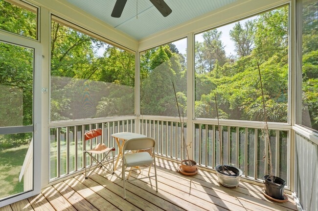 Building Photo - Delightful 3 bed, 2.5 Bath in the Heart of...