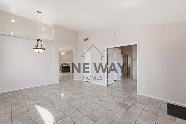 Building Photo - 819 E Cindy St