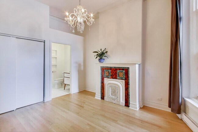 Building Photo - 1402 N La Salle Dr