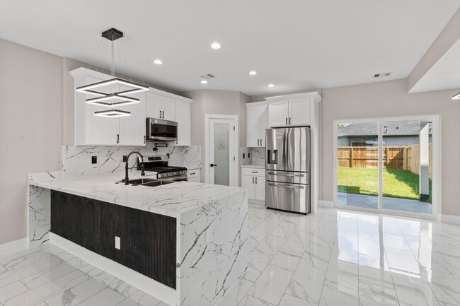 Building Photo - 7925 Colonial Ln