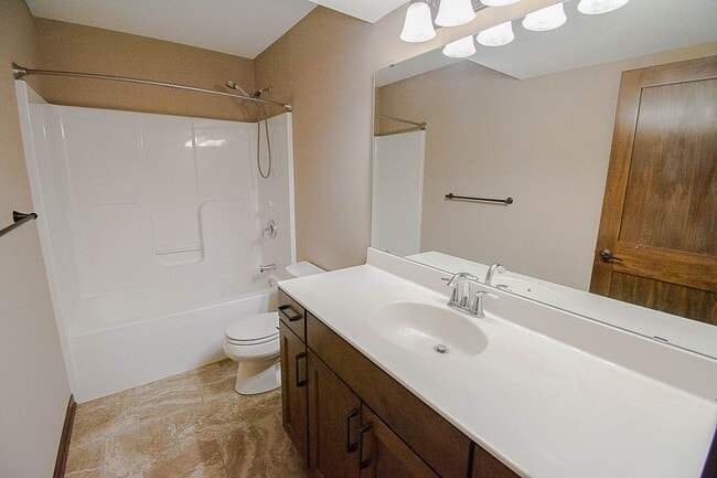 Building Photo - Move-In Ready NW Rochester Home with Finished Lower Level