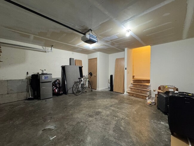 Building Photo - 4 Bedroom 2 Bathroom Duplex - Near WWU