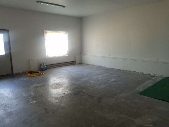 Building Photo - Available August 1st! 3 bed 1 bath, fully ...