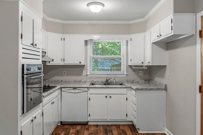 Building Photo - Large Home in Four Seasons Area, Hardwoods, Dining Room, Screed Porch, Fenced!