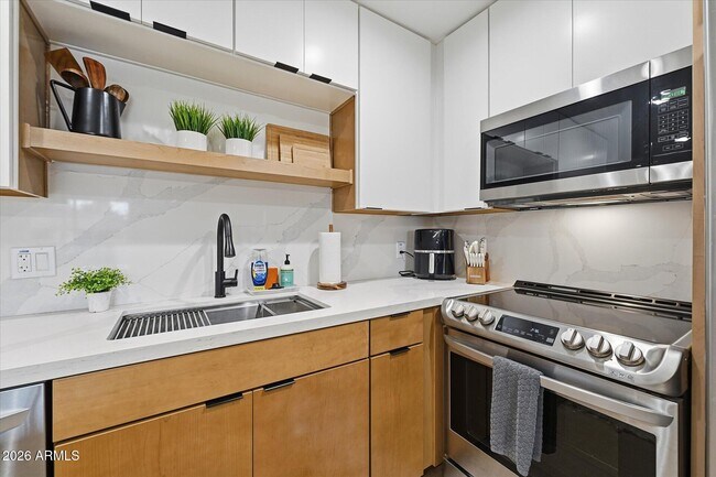 Building Photo - 8649 E Royal Palm Rd