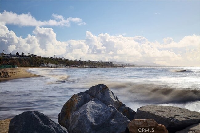 Building Photo - 3440 Doheny Way