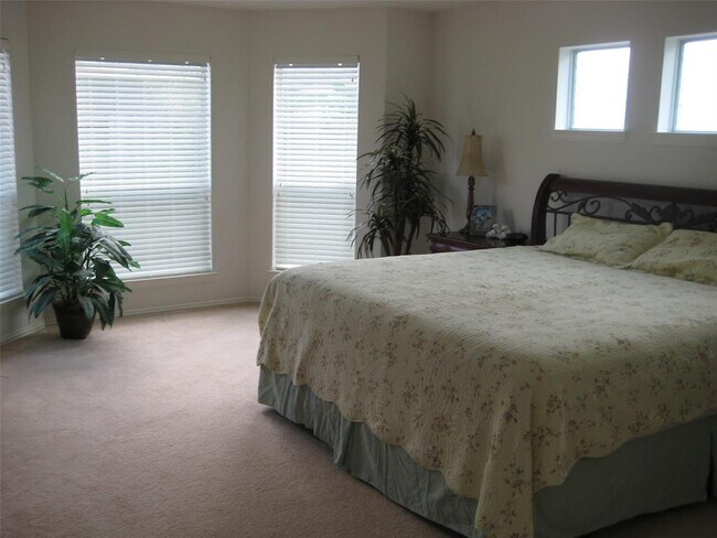 Building Photo - 2220 Longspur Ln