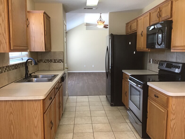Building Photo - 1325 Misty Meadow Dr