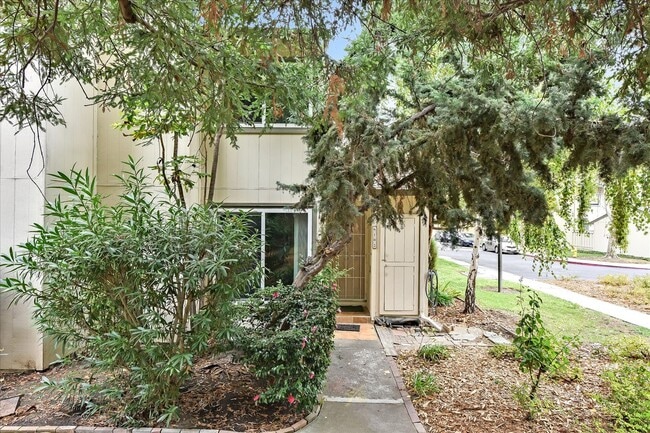 Building Photo - Fantastic 2-Bed, 2-Bath Townhouse with Pri...