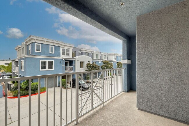 Building Photo - Spacious 2-Bed, 2.5-Bath Condo on Lighthou...