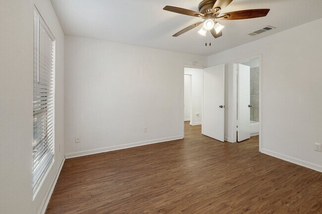 Building Photo - Spacious 3/2 home in South Austin