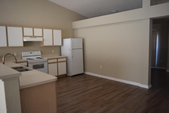 Building Photo - 458 Fitzsimmons St