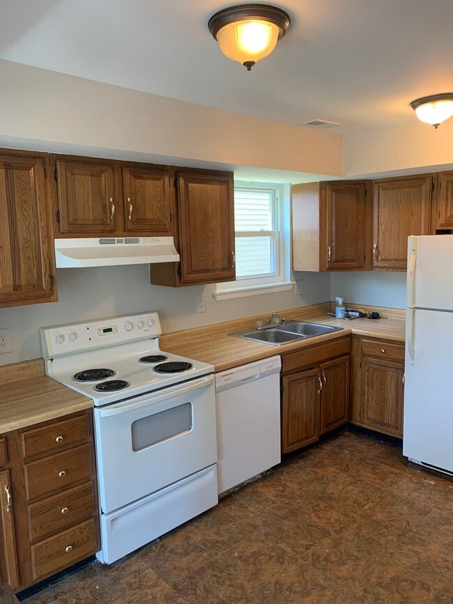 Building Photo - 3 Bedroom, 2.5 Bath single family home. Fenced yard with shed. New carpet and paint. Formal dinin...