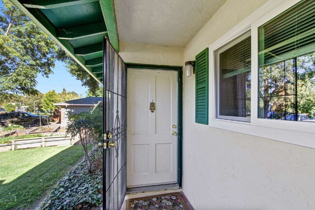 Building Photo - Classic Davis Manor Ranch — 3 Bed, 2 Bath with Covered Patio and Large Yard