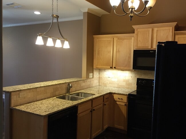 Building Photo - 3BDRM TOWNHOUSE