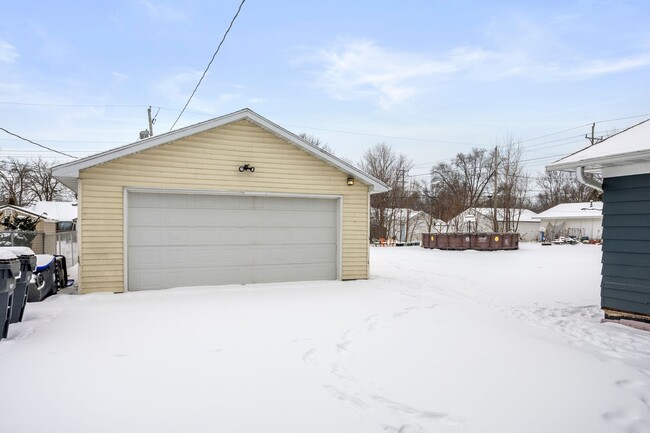 Building Photo - 3 Bedroom House in Neenah