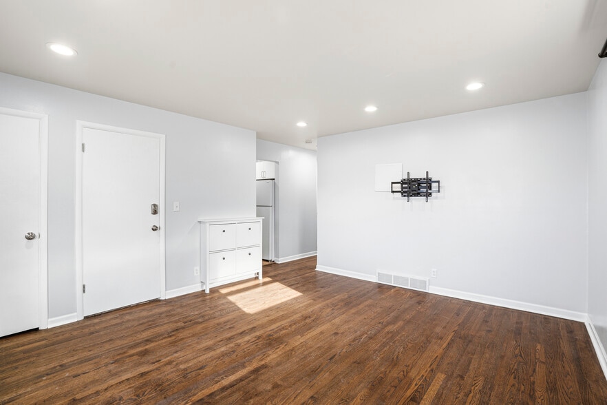 Building Photo - 3316 E Bottsford Ave