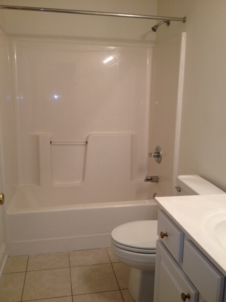 Building Photo - 1016 Hickory Dr