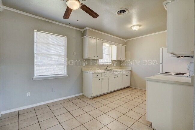 Building Photo - 1616 McGregor Dr