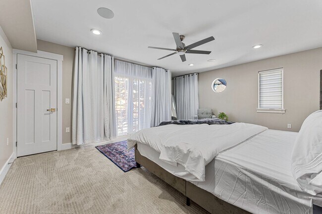 Building Photo - 5 Bed, 5 Bath home in South Park Hill