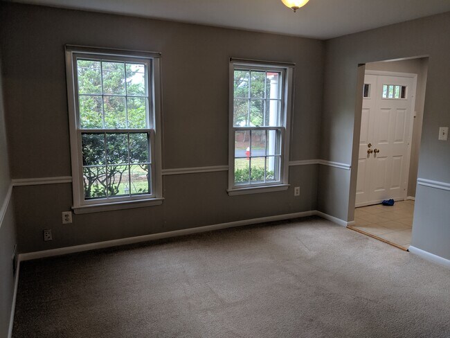Dining room with large windows - 46675 Winchester Dr