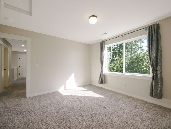 Building Photo - 3 Bed, 2.5 Bath Beautiful Single-family Av...