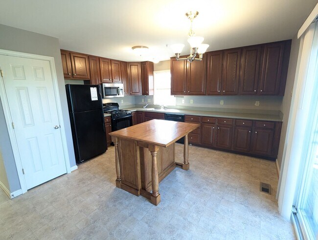 Building Photo - 3 Level End Unit townhouse available mid O...