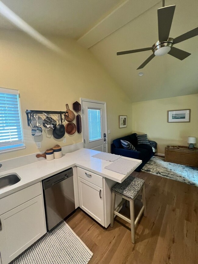Building Photo - Ventura - Fully furnished one bedroom, one bath month to month rental!