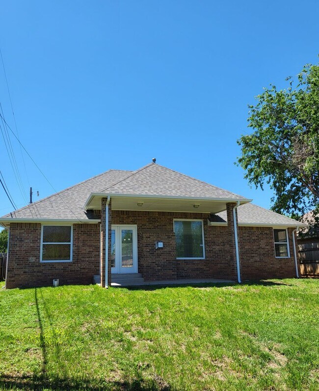 Building Photo - Moore Rental! Available NOW!