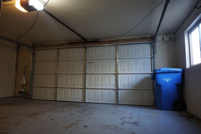 Building Photo - Quiet 4 Bedroom 2.5 Bath Taylorsville Home