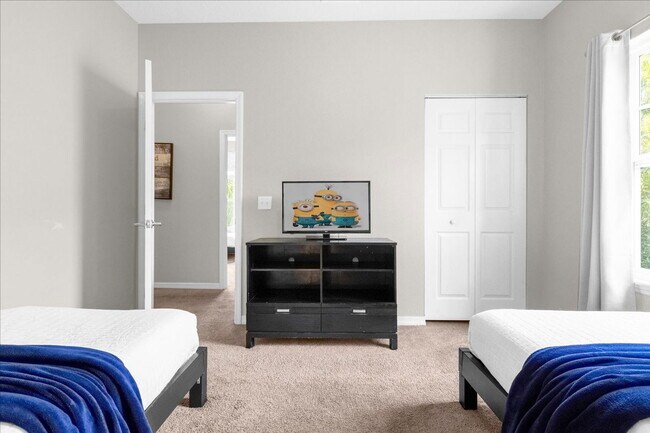 Building Photo - 5350 Diplomat Ct