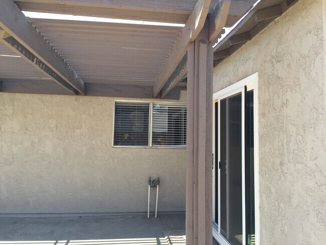 Building Photo - 4Bd/2ba House - Riverside Home