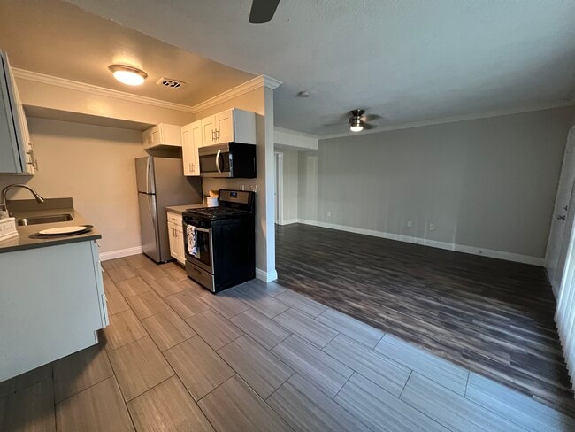 Building Photo - Beach West