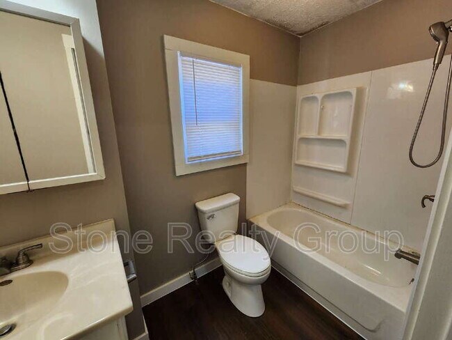 Building Photo - 1418 5th Ave