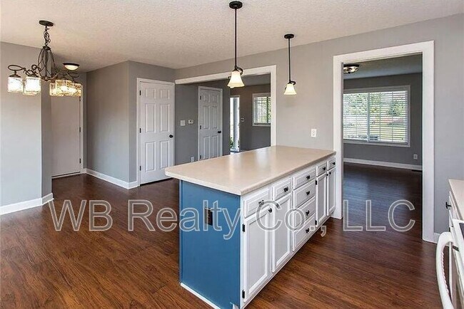 Building Photo - 710 SE Murphy Dr