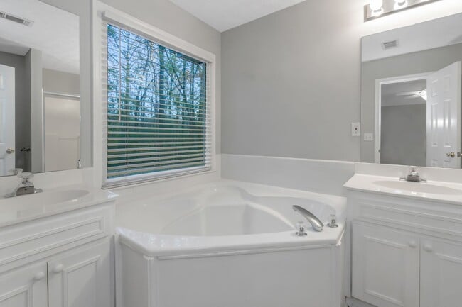 Building Photo - Coming Soon....Gorgeous 3bedroom 2bath in Stockbridge, GA!