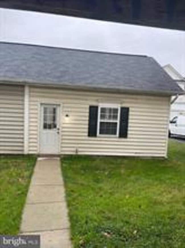 Building Photo - END UNIT TOWNHOUSE WITH 2 CAR GARAGE, 4 BEDROOMS AND 3.5 BATHS..FINISHED REC ROOM