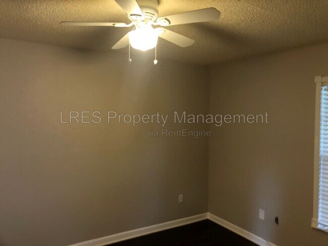 Building Photo - 1406 Northlake Dr