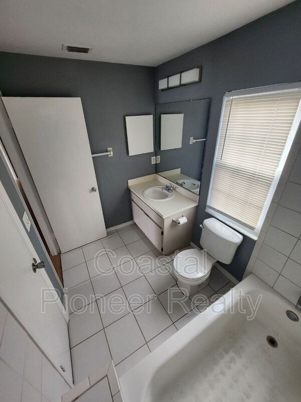 Building Photo - 10121 Sea spray Pl