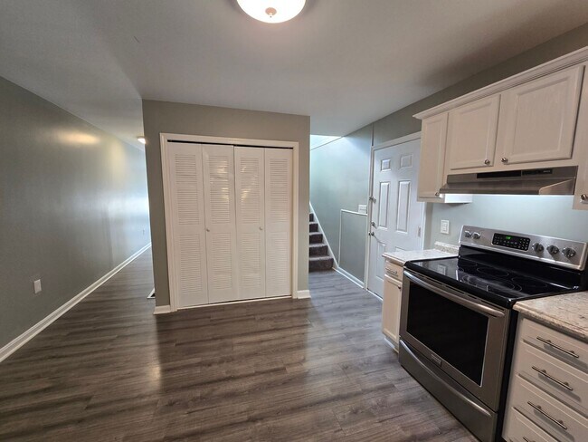 Building Photo - Updated 3 Bedrooms, 1.5 Bathrooms on a Dou...