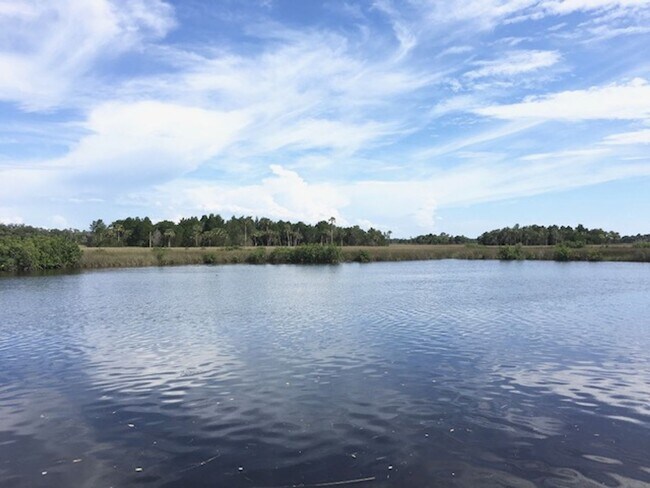 Building Photo - Furnished condo with dock!