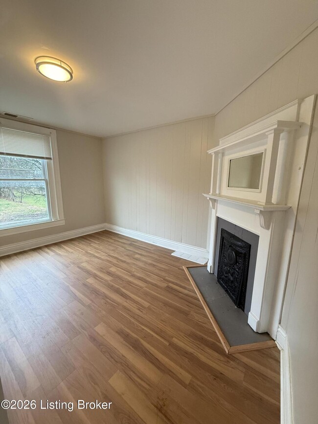 Building Photo - 2547 Bank St