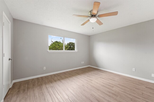 Building Photo - 6011 Beaconridge Dr