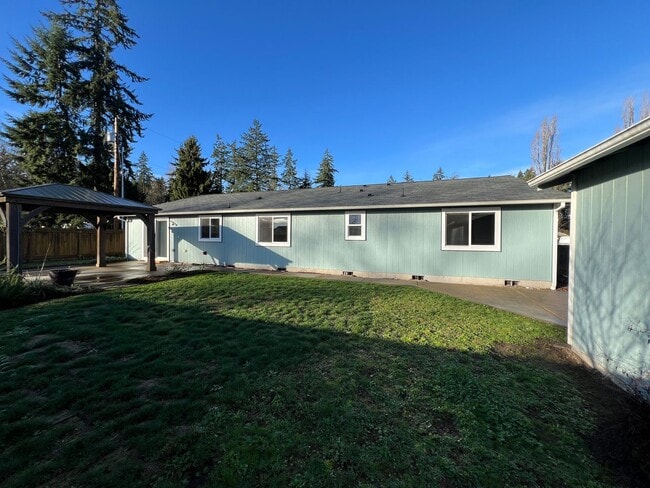 Building Photo - Exceptional 2200 sq ft Three Bedroom 2 Bath Rambler in Fed Way - with A/C