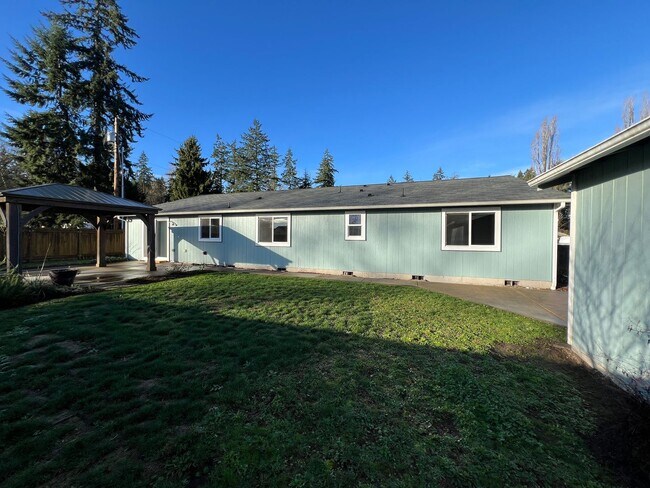Building Photo - Price Drop to 3250!-Exceptional 2200 sq ft Three Bedroom 2 Bath Rambler in Fed Way - with A/C